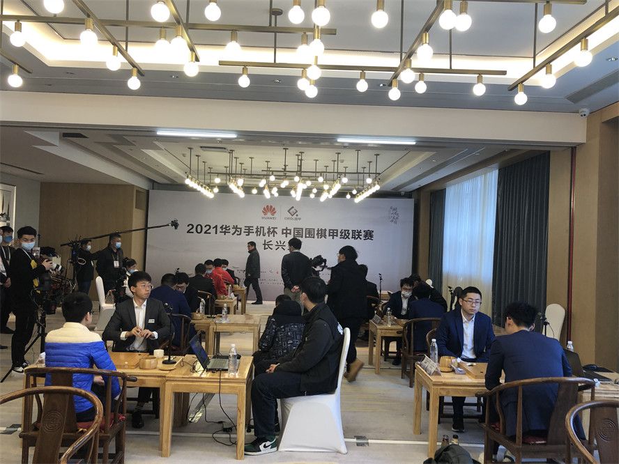 第46分钟，热苏斯禁区内被路易斯踢倒，裁判没有吹罚点球。